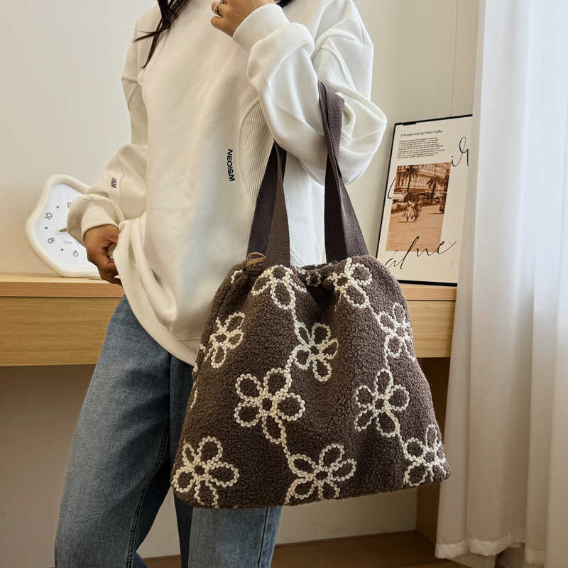 Small design, granular fuzzy hair, women's fashion flower, lamb hair, hand-held bucket bag, autumn winter large capacity shoulder bag 241015