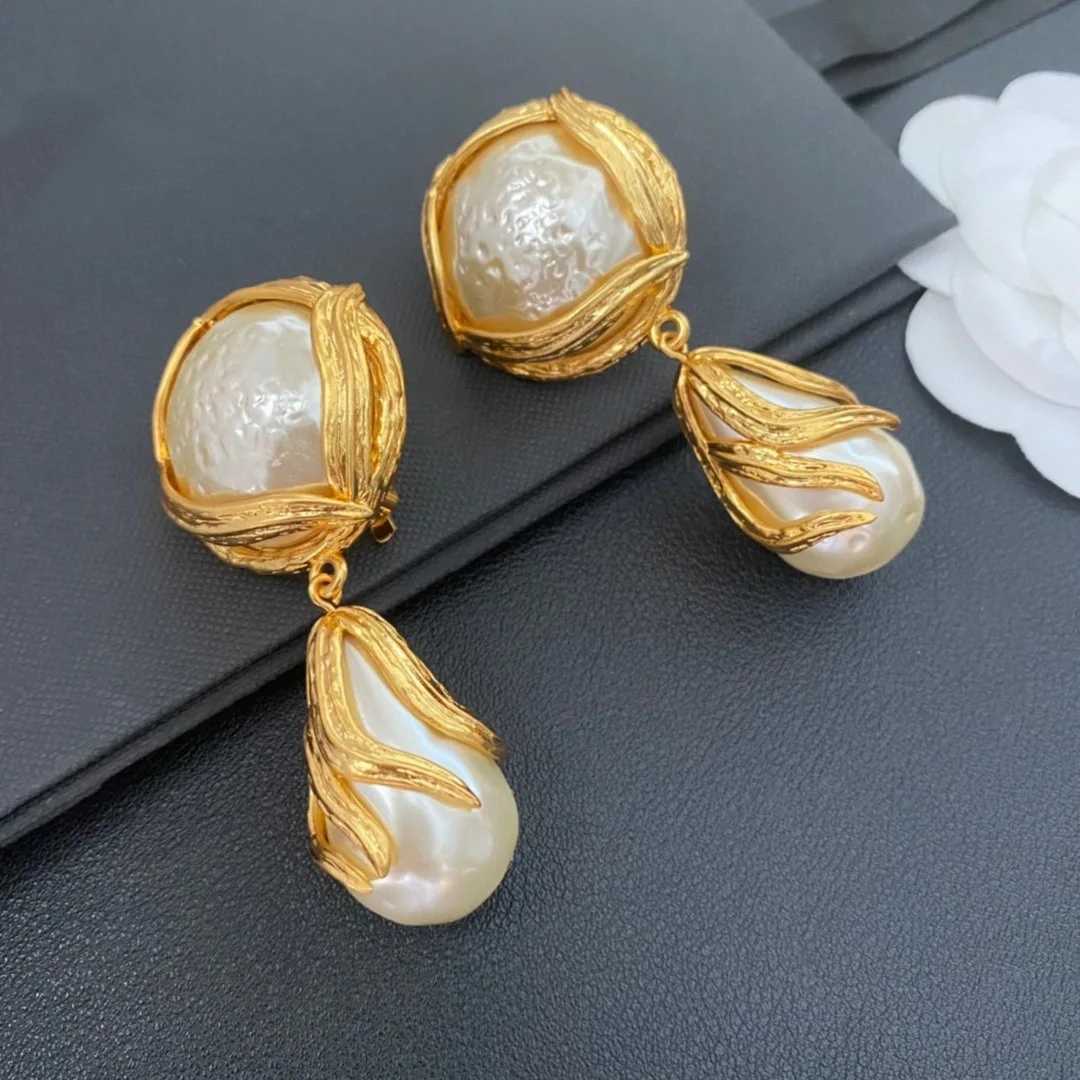 Vintage exquisite pearl earrings with hanging ears high-end sensory warmth luxurious and fashionable all hanging ears W241017