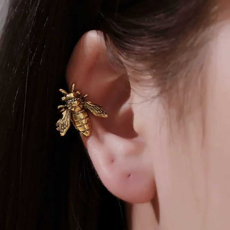 Creative and personalized retro ear clips old alloy bee earrings womens fashionable U-shaped single bag insect ear bone clips W241017