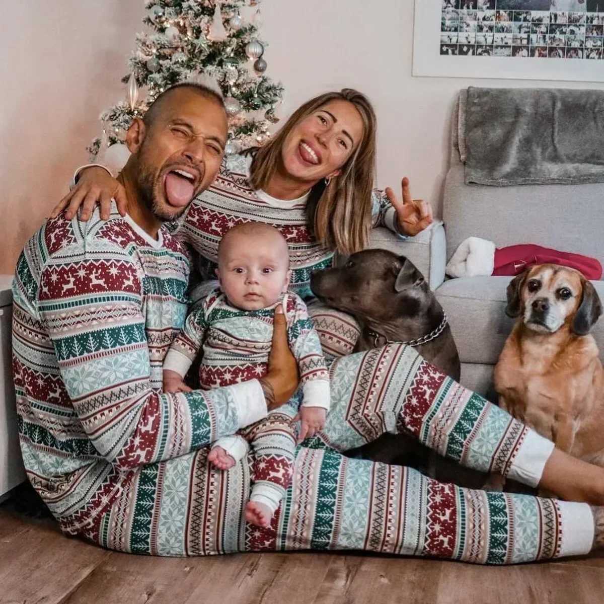 New 2024 Family Christmas Pajama Set Full Set Printed Matching Clothing Set Baby Hoodie Mother and Childrens Clothing Pajama Christmas Appearance W241
