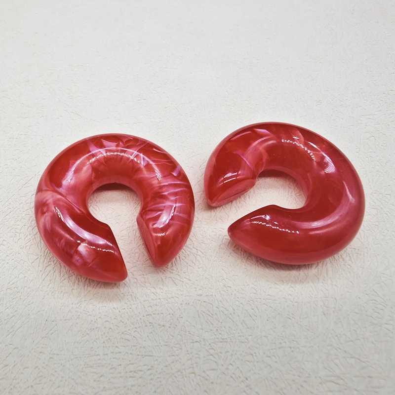 A pair of simple and smooth round earrings with jewelry C-shaped resin cuffs no perforations fake cardboard box clip on womens earrings W241017