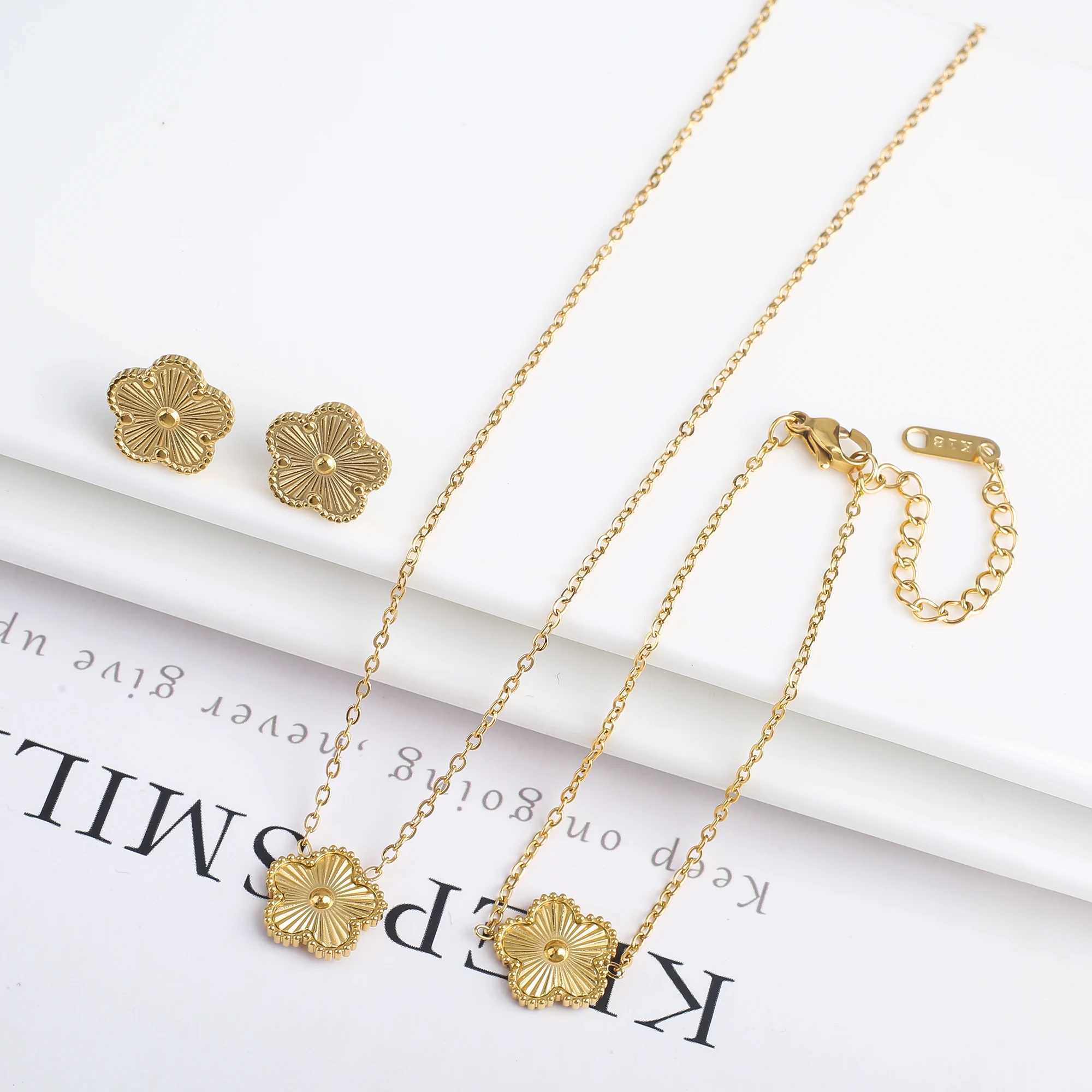 Bracelet Necklace Hot selling classic metal laser five leaf jewelry set high-quality stainless steel plum blossom clover H241119