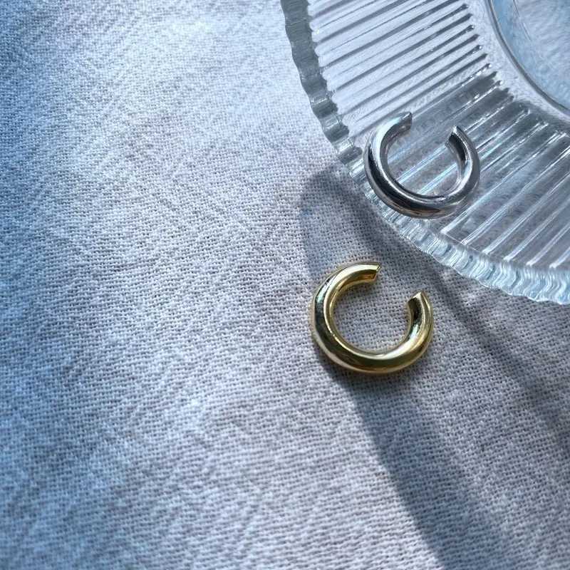 Unique false perforated metal ear clip asymmetric circular cartoon ear clip suitable for womens fashionable jewelry Christmas gifts W241017