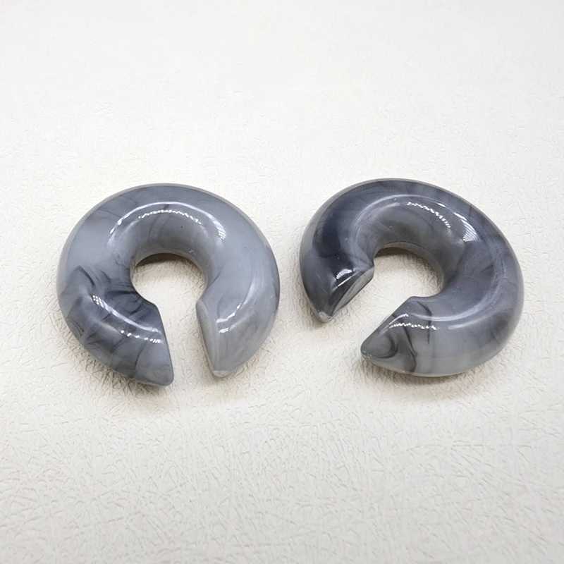 A pair of simple and smooth round earrings with jewelry C-shaped resin cuffs no perforations fake cardboard box clip on womens earrings W241017
