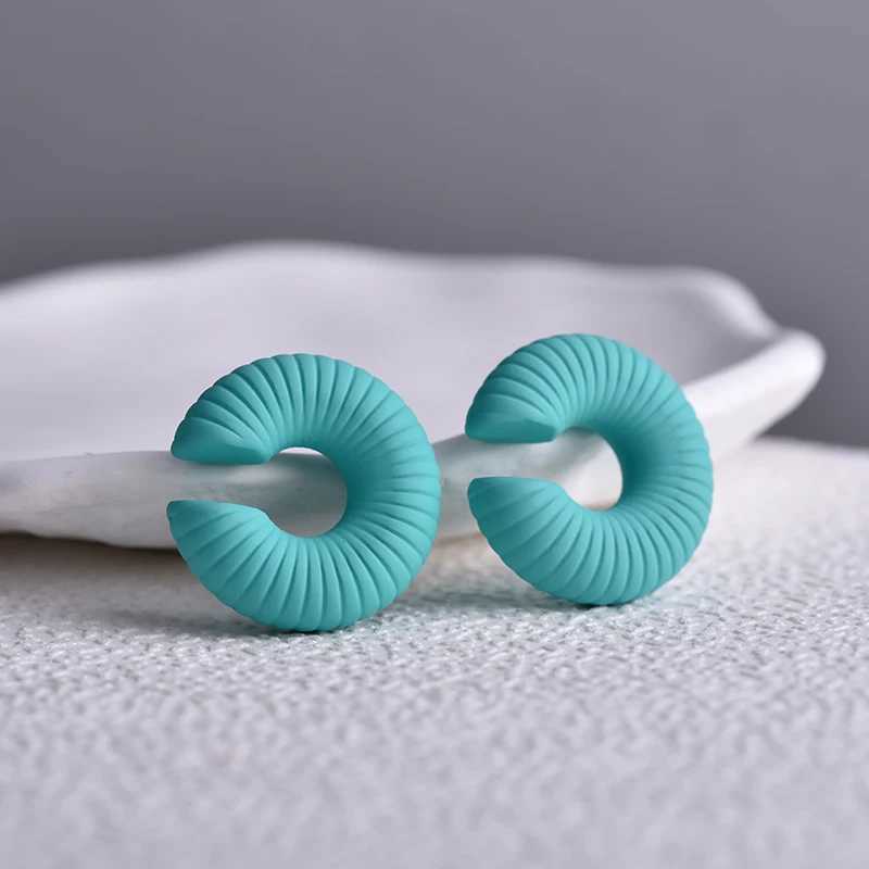 A pair of round simple ear sleeve clip earrings suitable for women threaded C-shaped non perforated cardboard box lightweight punk earrings W241017
