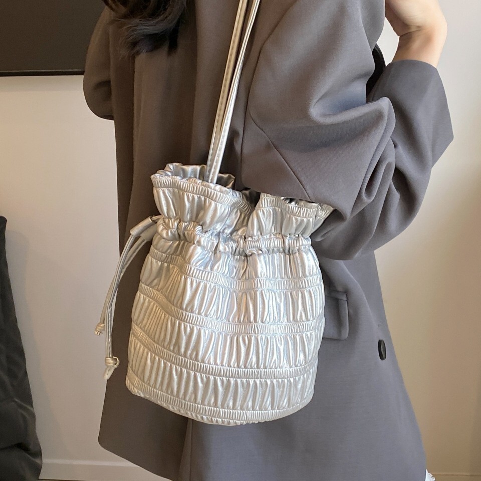 Bag for women new niche design shoulder simple and versatile drawstring bucket lazy pleated bag