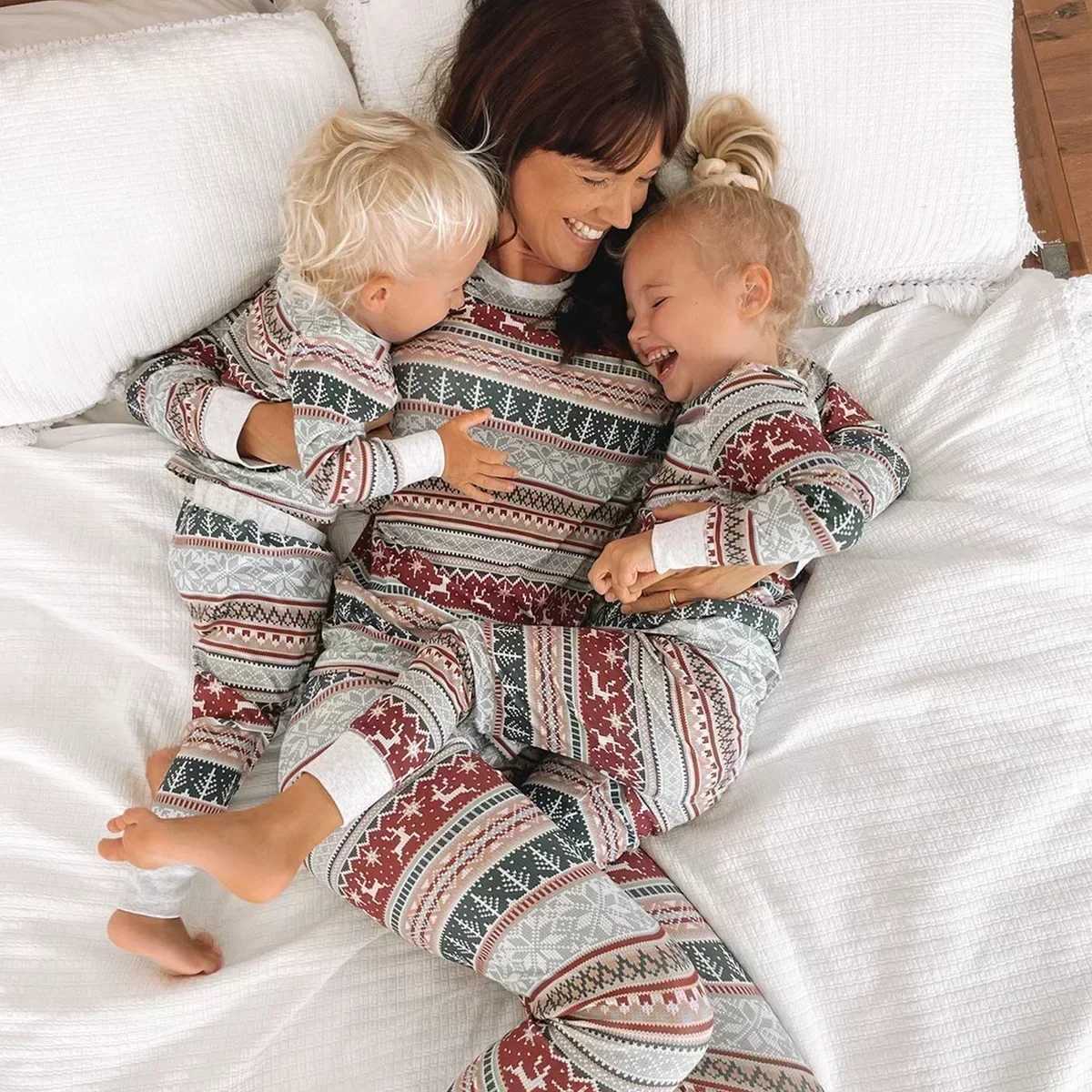 New 2024 Family Christmas Pajama Set Full Set Printed Matching Clothing Set Baby Hoodie Mother and Childrens Clothing Pajama Christmas Appearance W241