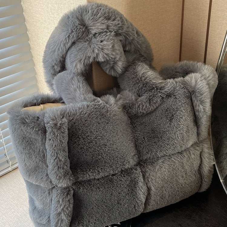 Large capacity plush bag women autumn winter versatile plush tote bag, internet famous commuting shoulder bag 241015