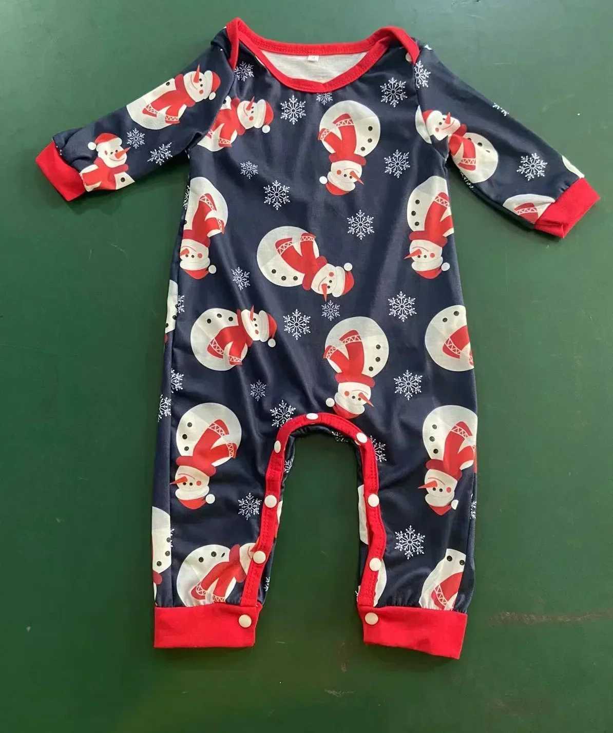 Merry Christmas Printing Matching Set 2024 New Parents and Children 2-piece Pajama Set Baby jumpsuit Cute Soft Pajama Family Appearance W241015