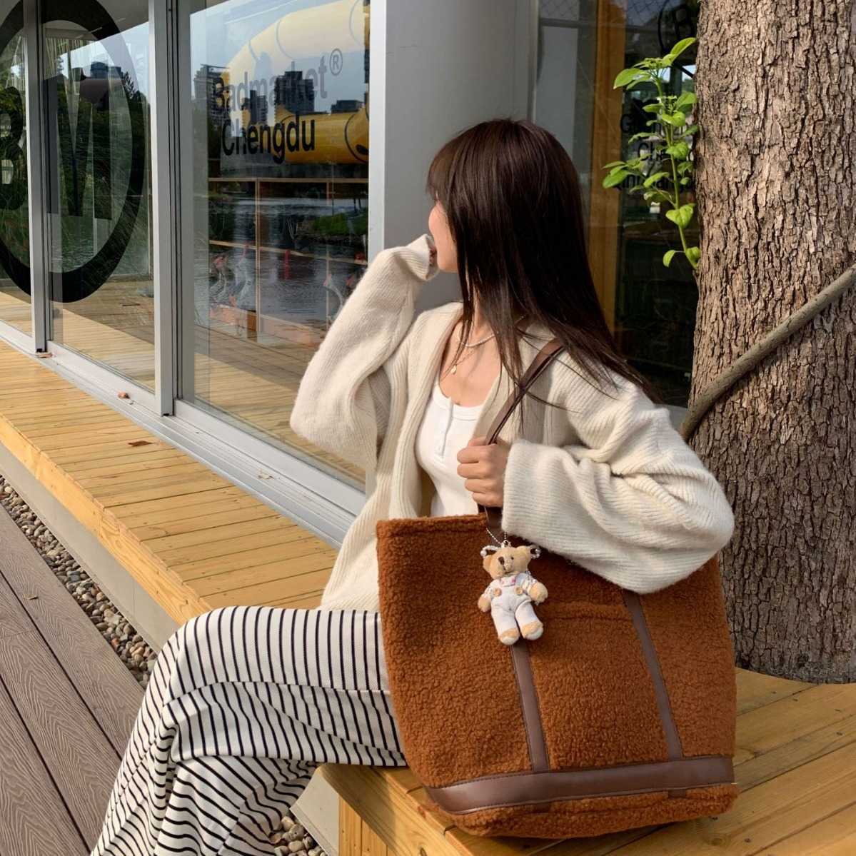 Homemade tote bag women, large capacity autumn winter lamb wool plush bag, shoulder bag, casual versatile 241015