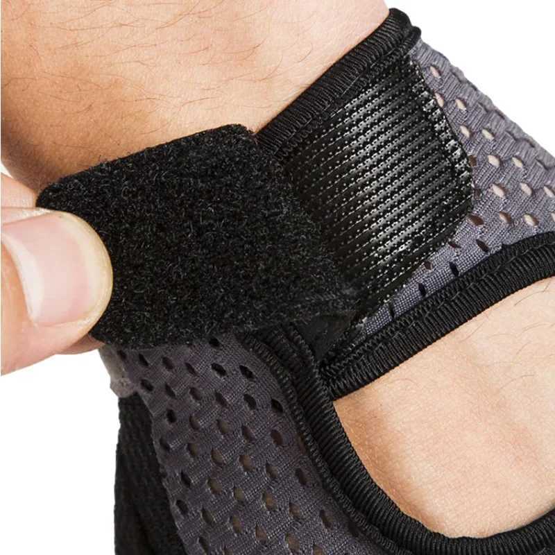 Bicycles and more breathable half finger gloves used for fitness training and weightliftingW241018