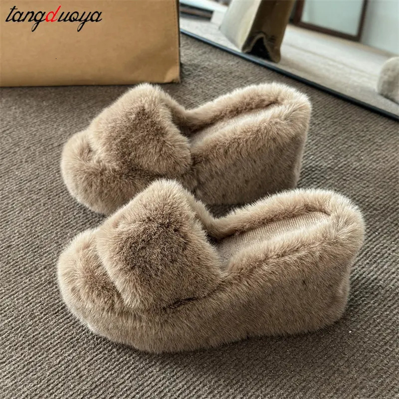 Wedge shaped fluffy slider womens 2024 home fur slider autumn winter womens short and chubby platform slider comfortable fuzzy indoor shoes241018