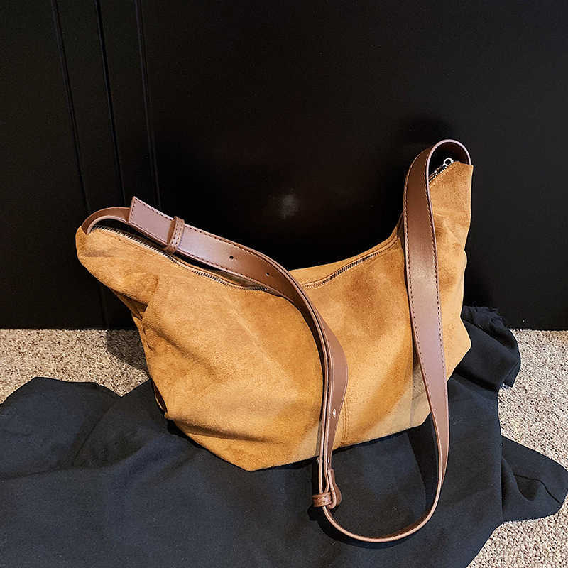 CMM Popular Niche Suede Bag for Women New Autumn and Winter Crossbody Bag Cow Horn Bag Casual Versatile Dumpling Bag
