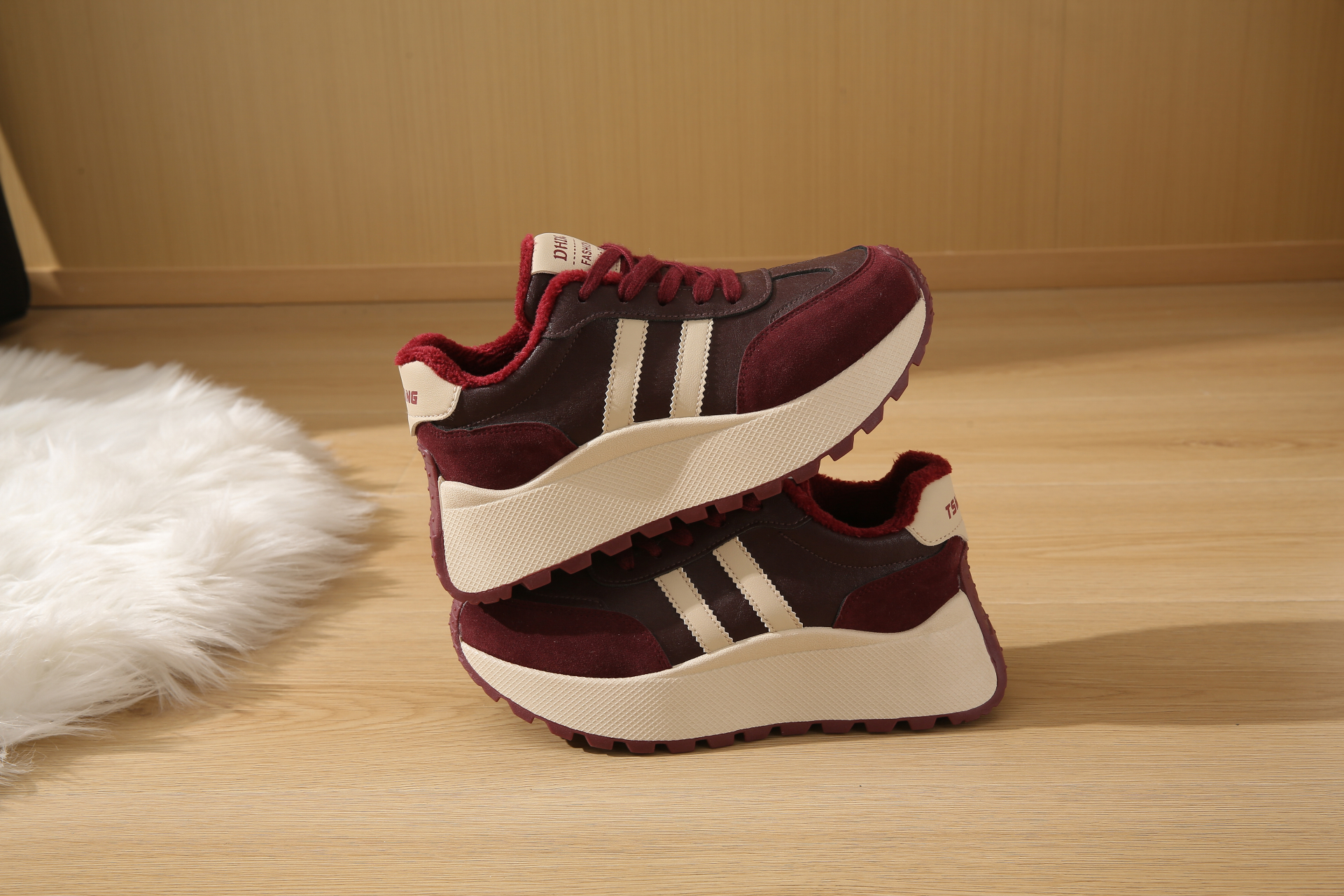 Lightweight and comfortable women's casual sports shoes