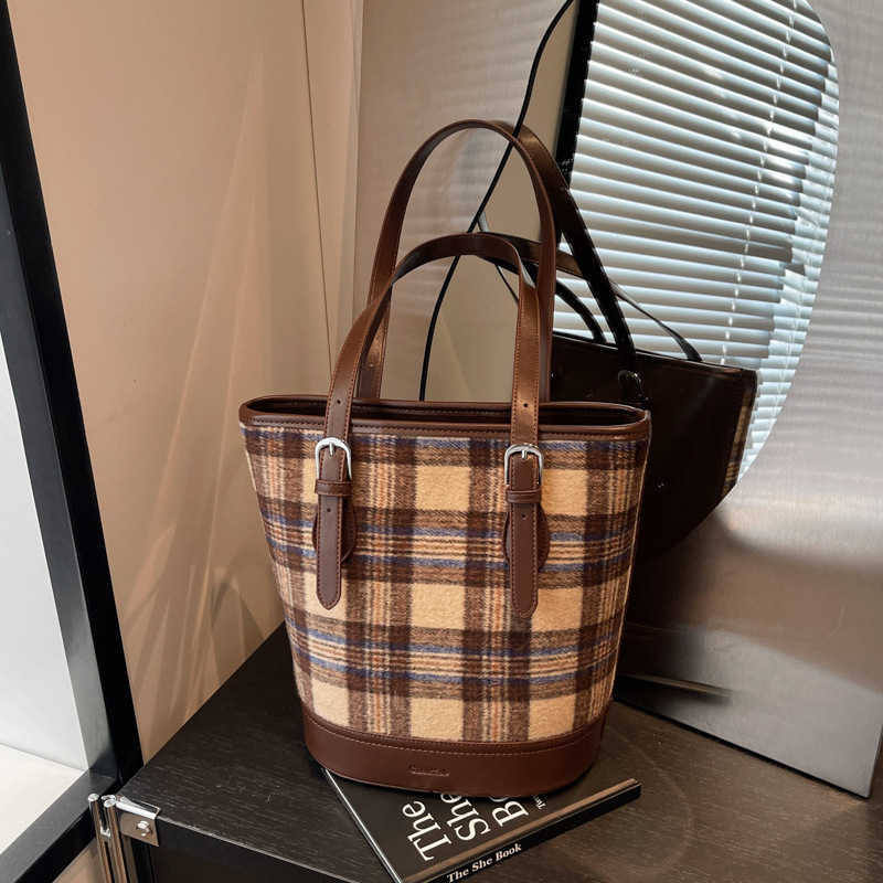 Autumn/Winter Bag Women Fashionable Woolen Checkered Bucket Bag Large Capacity Commuter Single Shoulder Underarm Bag 241015