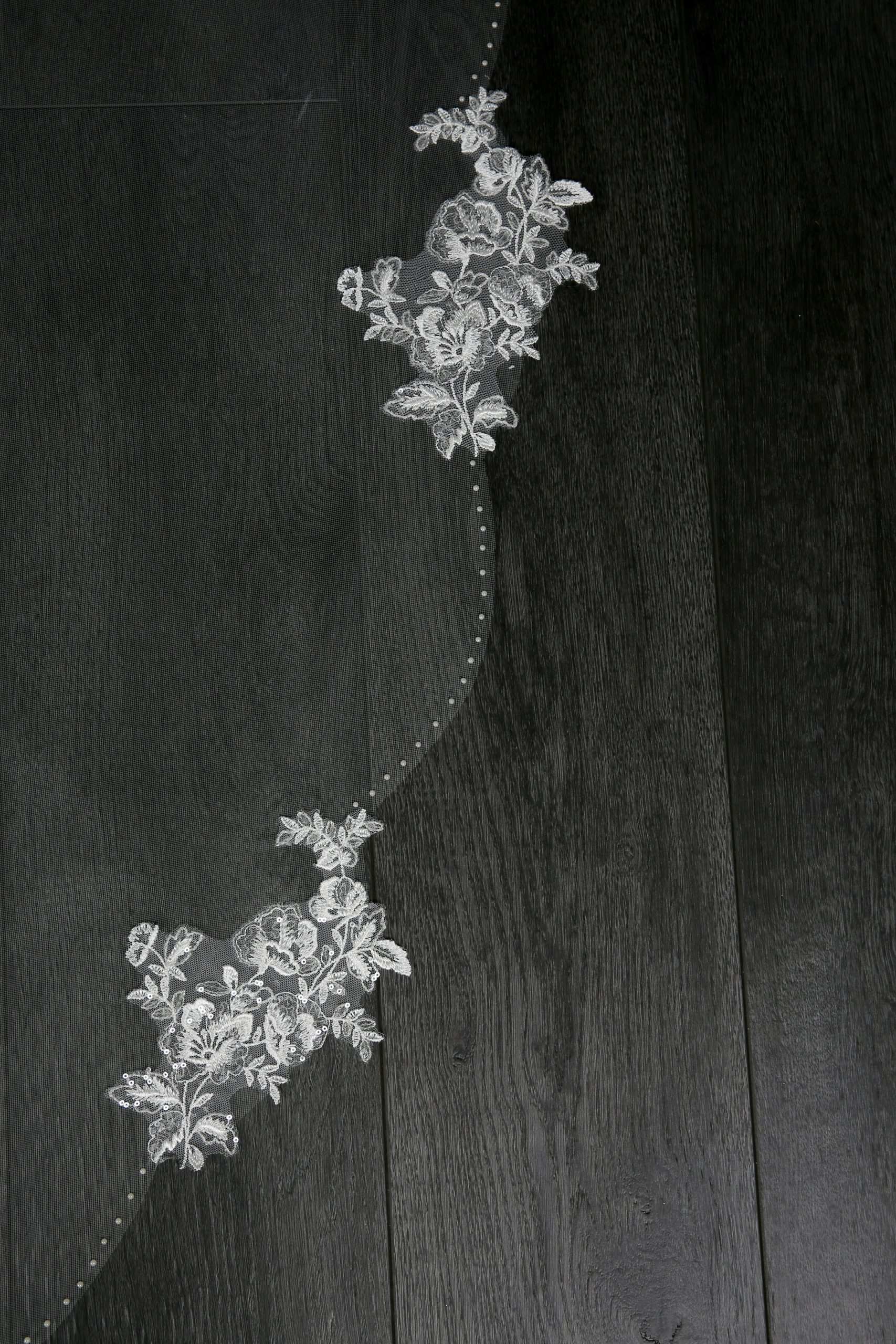 Illusion Wedding Veil Appliques Beade Sequins One Layer Long Cathedral Length Veils Applique Edge Custom Made Bridal Accessories