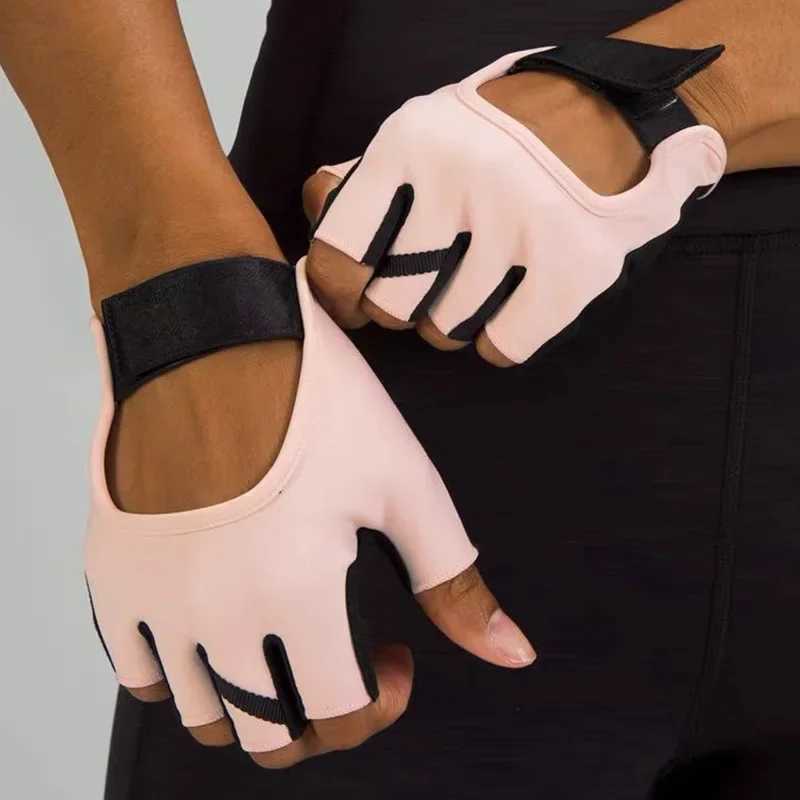Womens sports yoga gloves are suitable for outdoor exercise. Non slip and shock-absorbing half finger gloves are durable and breathableW241018