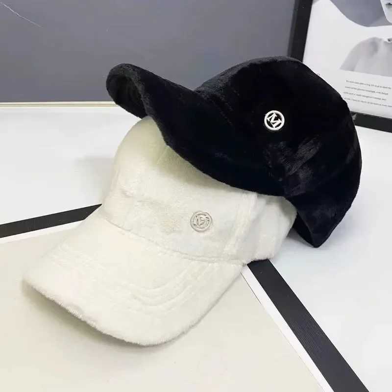 New M-letter Versatile Baseball Cap Women Autumn and Winter Thick and Warm Duckbill Cap Plush Snapback Hats X241018
