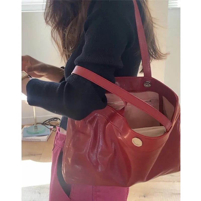 Retro Red Fashionable Large Capacity Bottom Bag Solid Color Oil Wax Leather Womens 2024 Casual Handbag Simple Bag241018bj