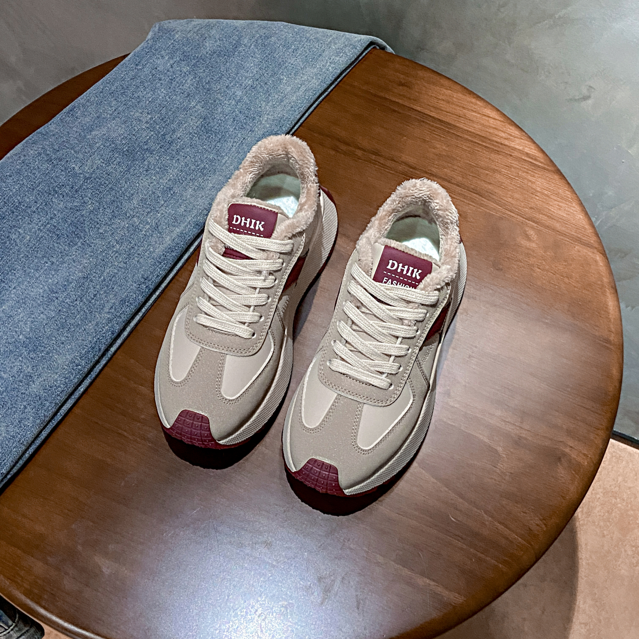 Fashionable women's sports shoes and casual shoes