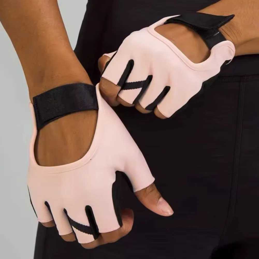 Sports yoga gloves fitness outdoor sports anti slip and shock-absorbing half finger gloves durable and breathableW241018