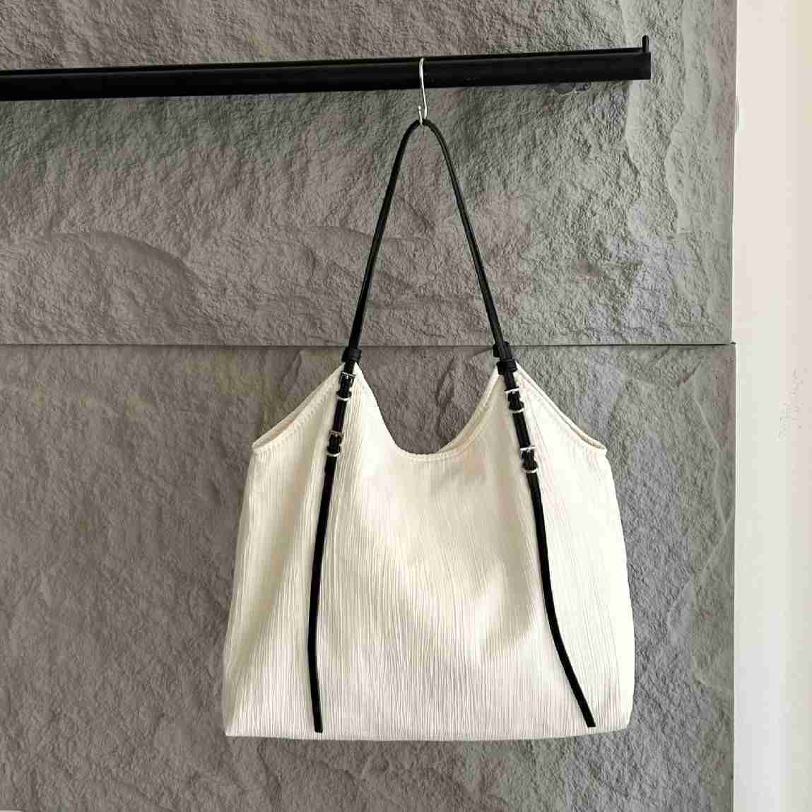 Korean Ins niche design tote bag for women, large capacity, relaxed texture, lightweight and casual shoulder bag 241015