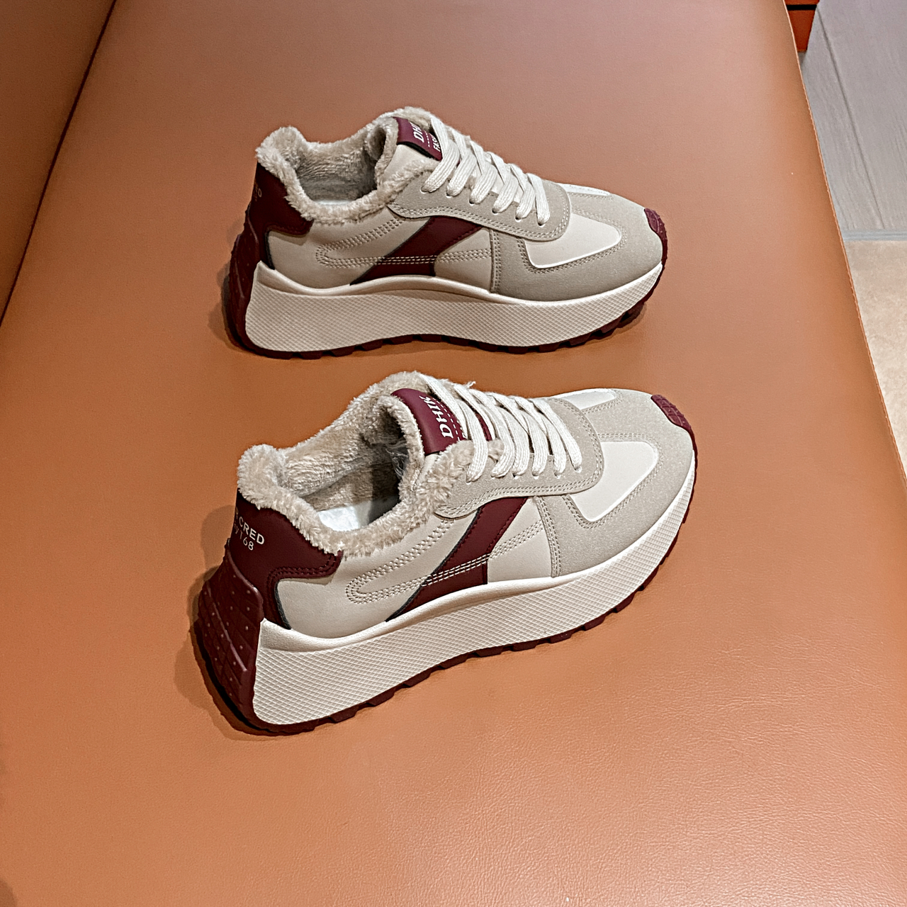Fashionable women's sports shoes and casual shoes