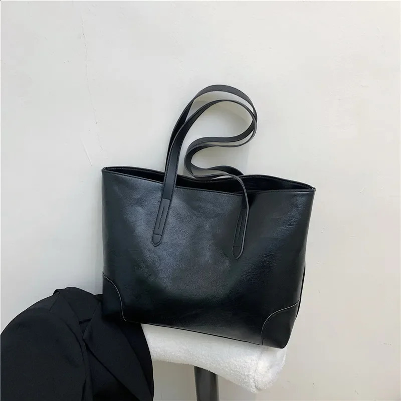 Retro Large Capacity Soft Leather Shoulder Bag Handbag Winter Versatile Commuting Shoulder Bag Underarm Tote Shoulder Bag 241009