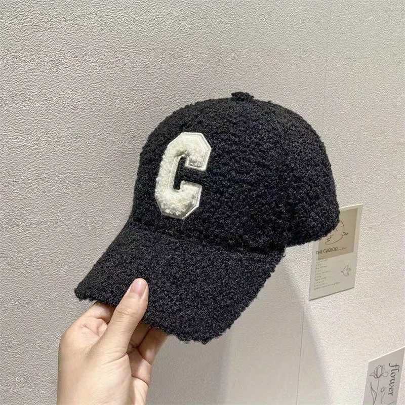 Lamb Wool Solid Color Duckbill Cap C Letter Embroidery Baseball Cap Woman Winter Travel Outdoor Warm and Thickened CasquetteX241018