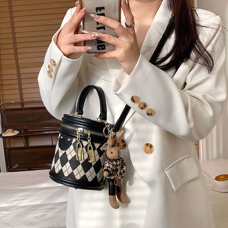 Designer Women's for Fashion Zipper Small Handbags For Women Leather Bucket Shoulder Bag 2025 New Trend Pendant