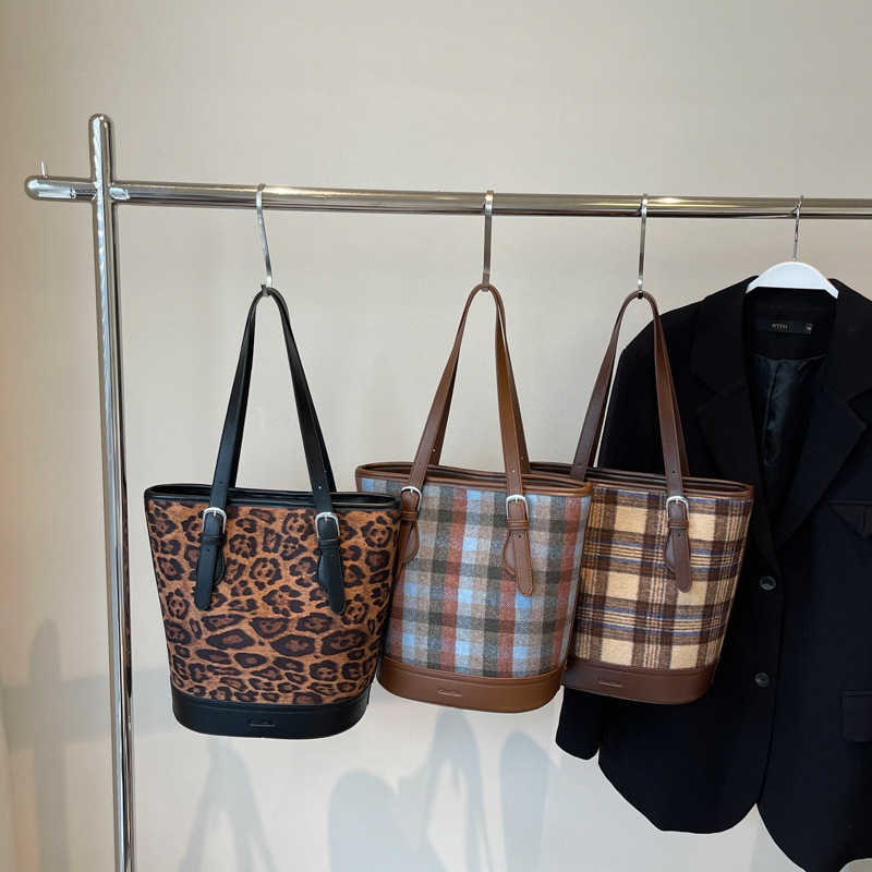 Autumn/Winter Bag Women Fashionable Woolen Checkered Bucket Bag Large Capacity Commuter Single Shoulder Underarm Bag 241015