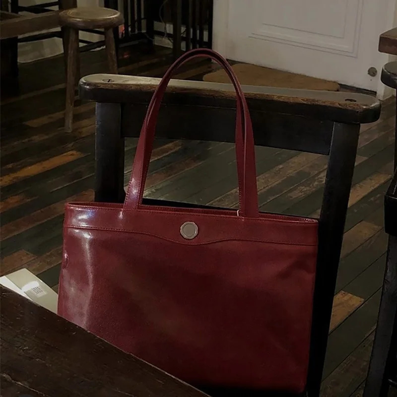 Retro Red Fashionable Large Capacity Bottom Bag Solid Color Oil Wax Leather Womens 2024 Casual Handbag Simple Bag241018bj