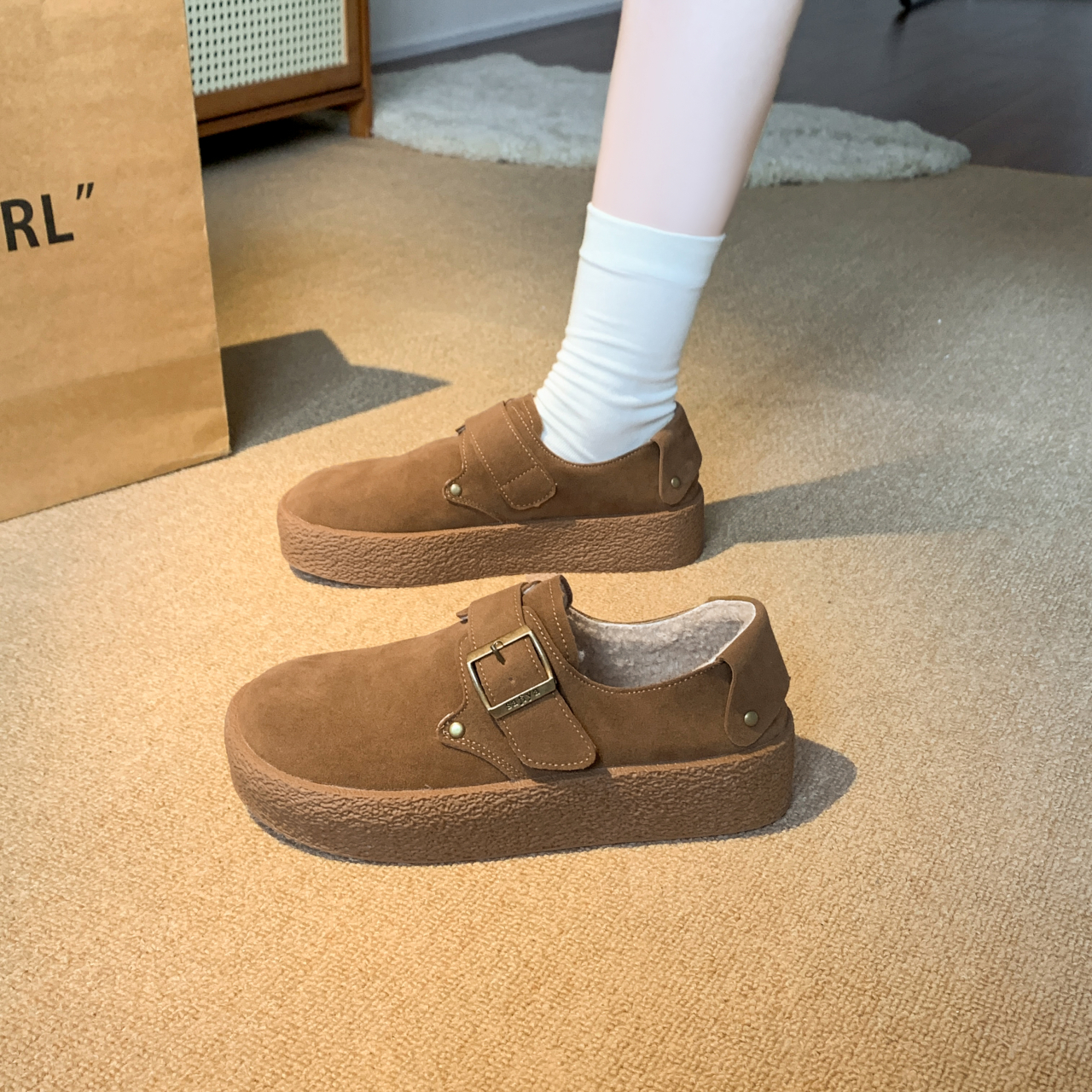 Elegant and minimalist women's snow boots