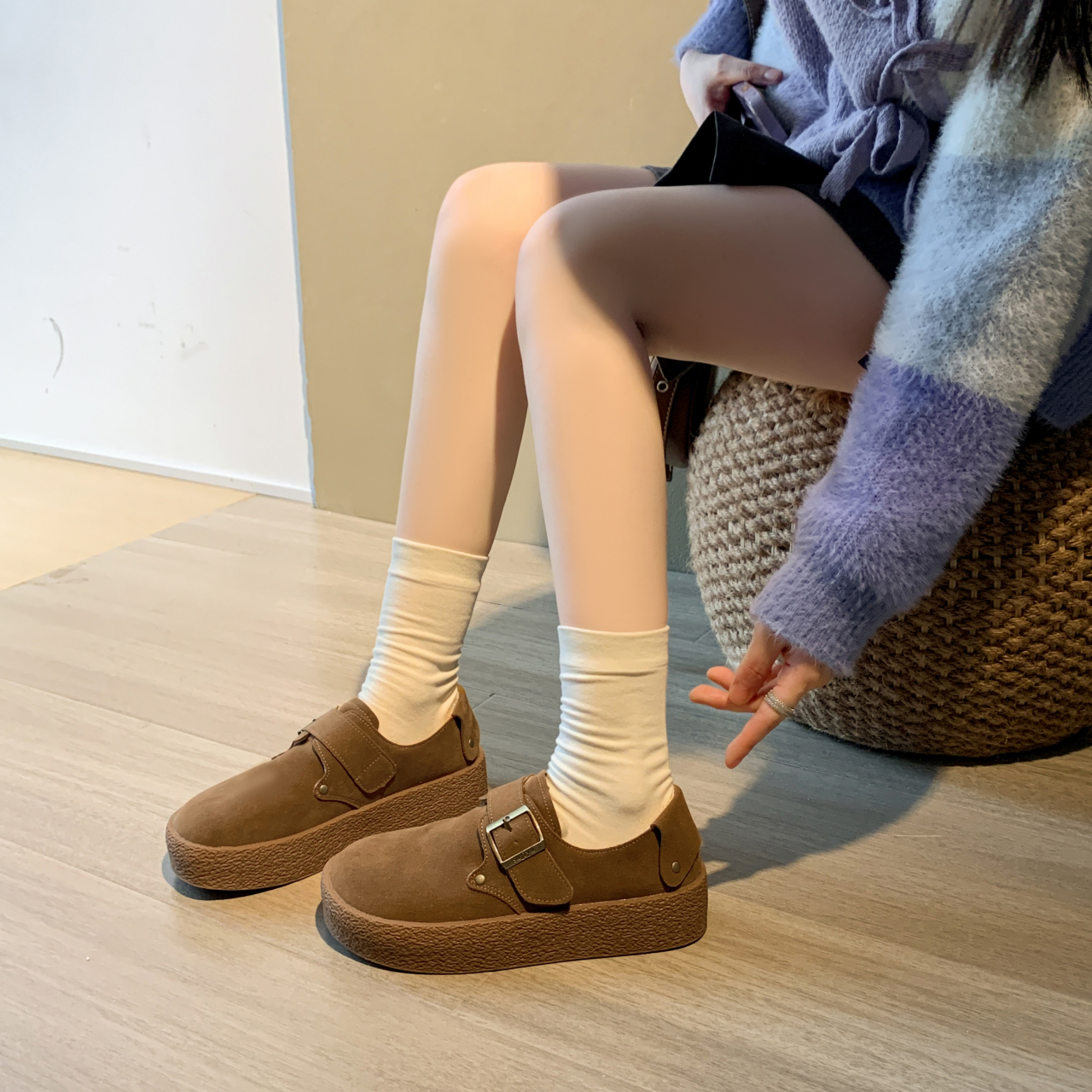 Elegant and minimalist women's snow boots
