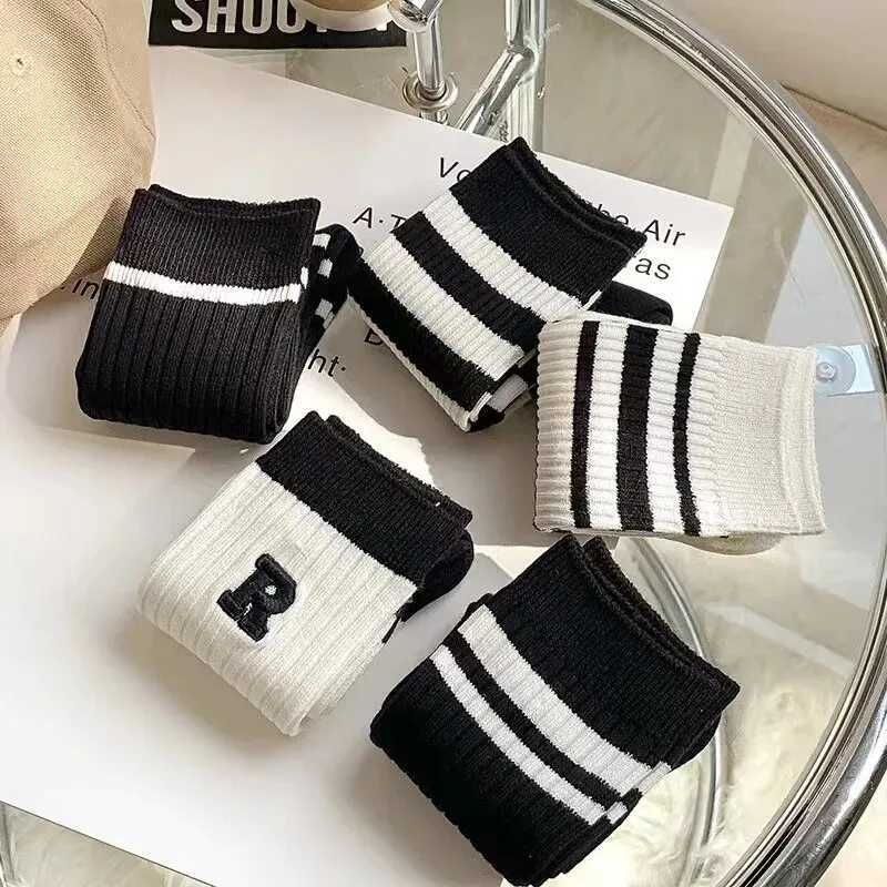 Men's Socks 5 Pairs Womens Mid Length Socks Black And White Four Seasons Outerwear College Style Long Tube Striped Sports Trendy Socks Y240830KFI