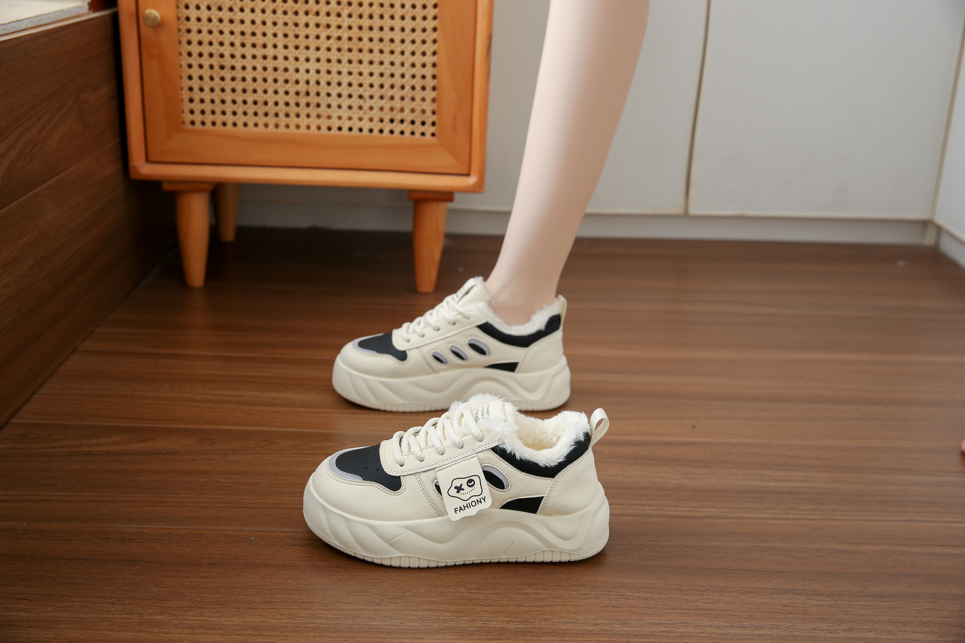 Special promotion for women's sports shoes with comfortable interior anti slip and wear-resistant properties