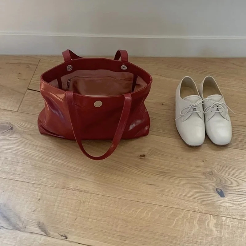 Retro Red Fashionable Large Capacity Bottom Bag Solid Color Oil Wax Leather Womens 2024 Casual Handbag Simple Bag241018bj