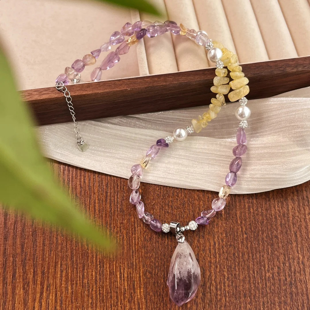 A pendant necklace for women. Irregular natural crystals. Beautiful n. Charm jewelry accessories. 241018
