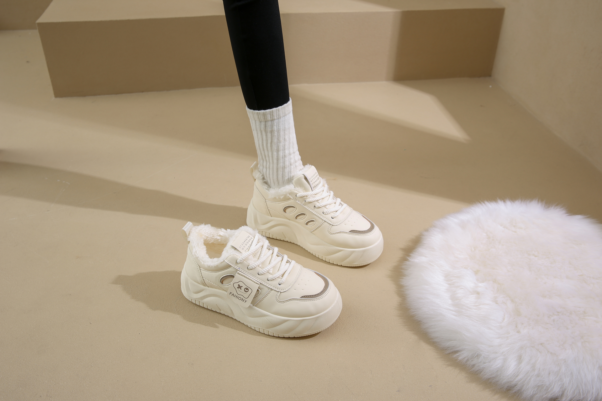 Special promotion for women's sports shoes with comfortable interior anti slip and wear-resistant properties