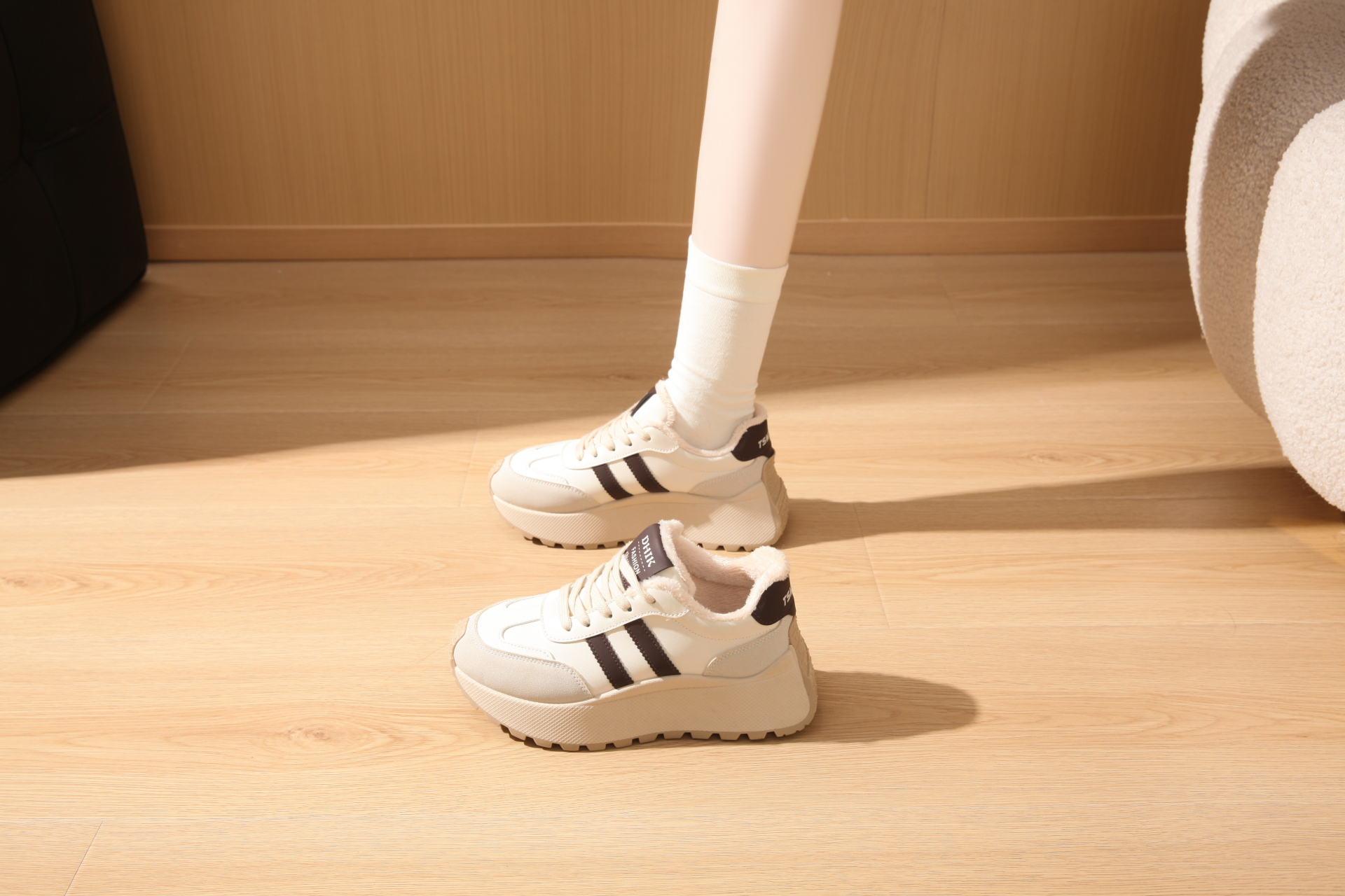 Lightweight and comfortable women's casual sports shoes