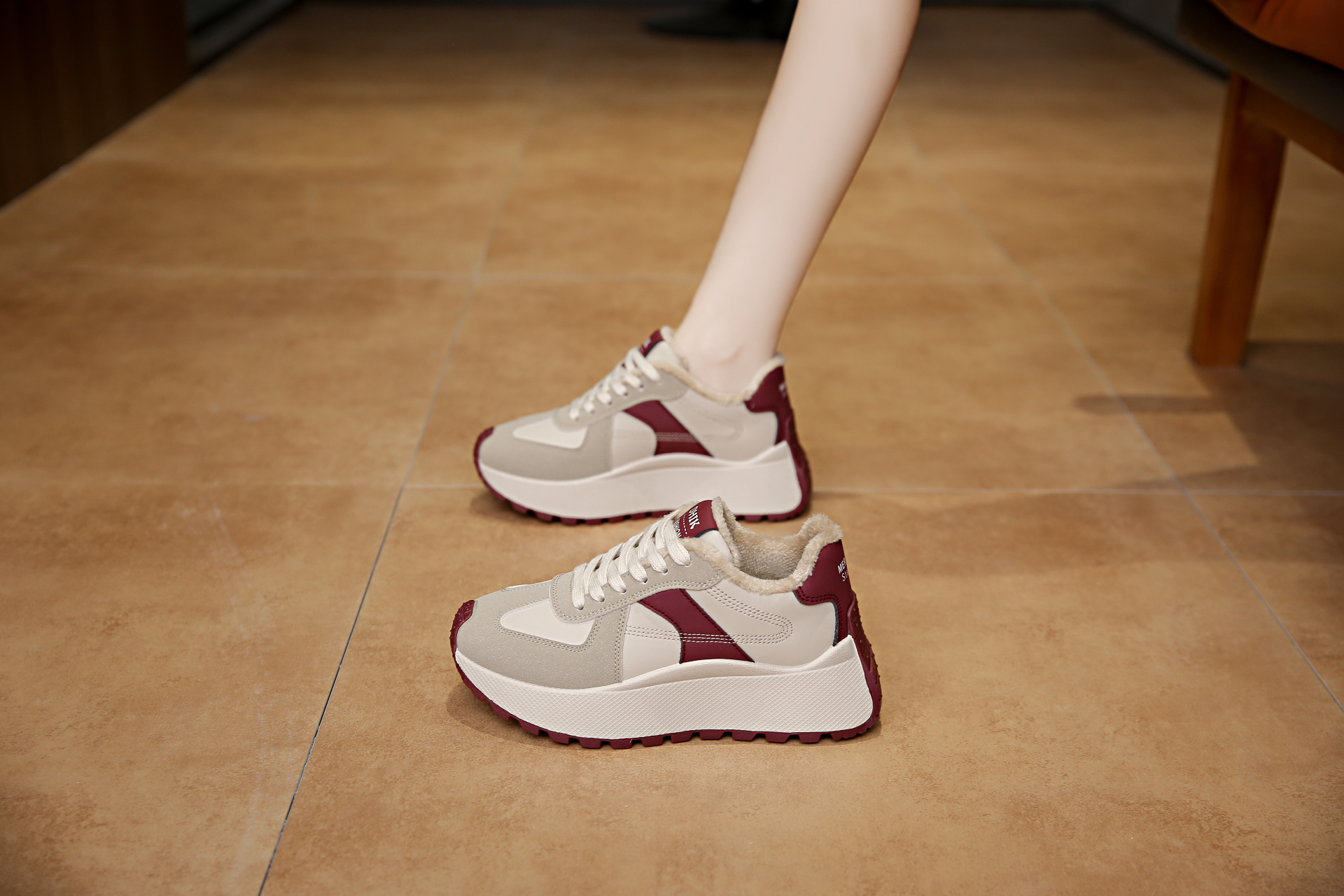 Fashionable women's sports shoes and casual shoes