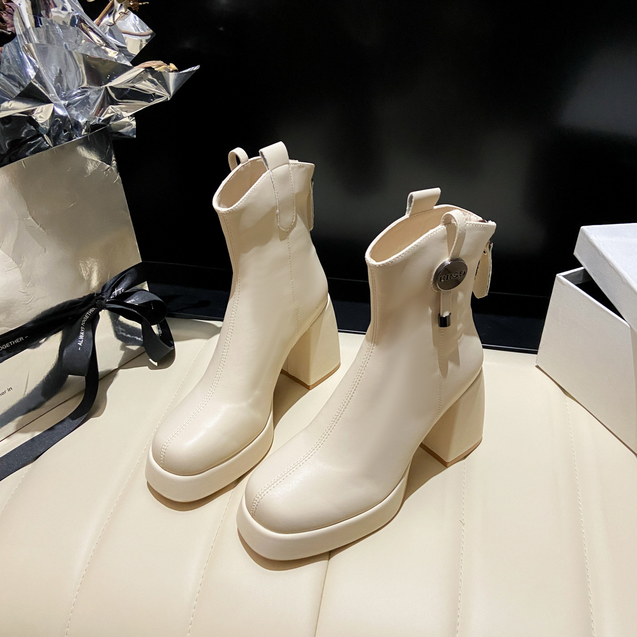 British style Martin boots for women 2024 model anti slip thick sole slimming short boots with metal buckle rubbing color slimming boots