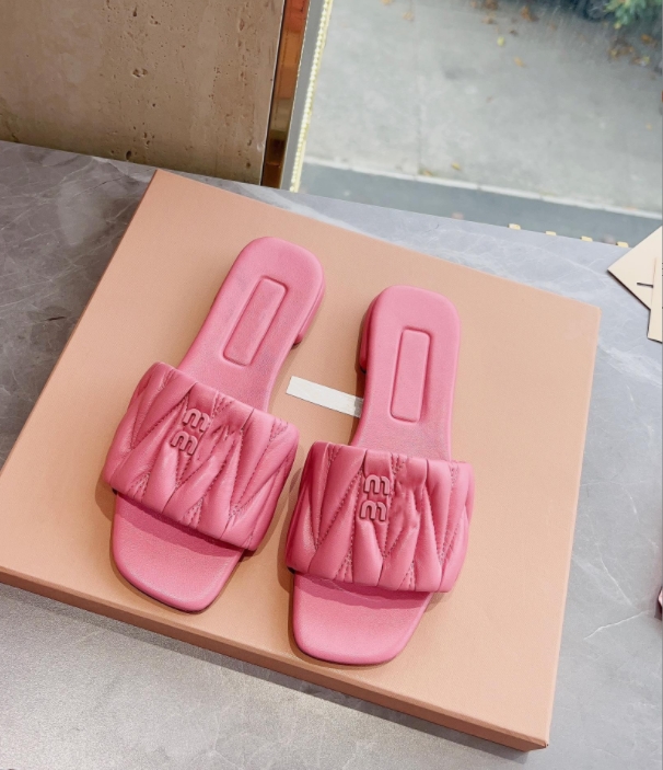 Candy Color Summer Slippers classic Women Leisure Flip Flops Fashion Flat Bottom Sandal Letters Luxury Ladies wrinkle Leather Women Beach Shoes Slipper 35-41