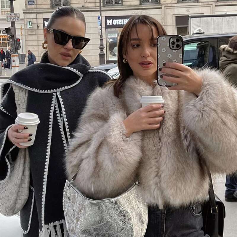 Iconic Street Fashion Week Brand Gardient Cropped Faux Coat Women Winter 2024 Hot Cool Girls Fluffy Short Fur Jacket