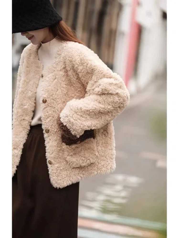 2024 Lamb Wool Short Jacket Women Autumn/winter Elegant French Style Tweed Cotton-padded Top Sensible Design round-neckX241018