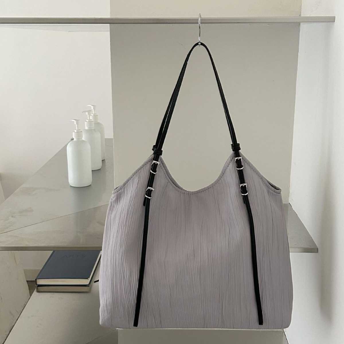 Korean Ins niche design tote bag for women, large capacity, relaxed texture, lightweight and casual shoulder bag 241015