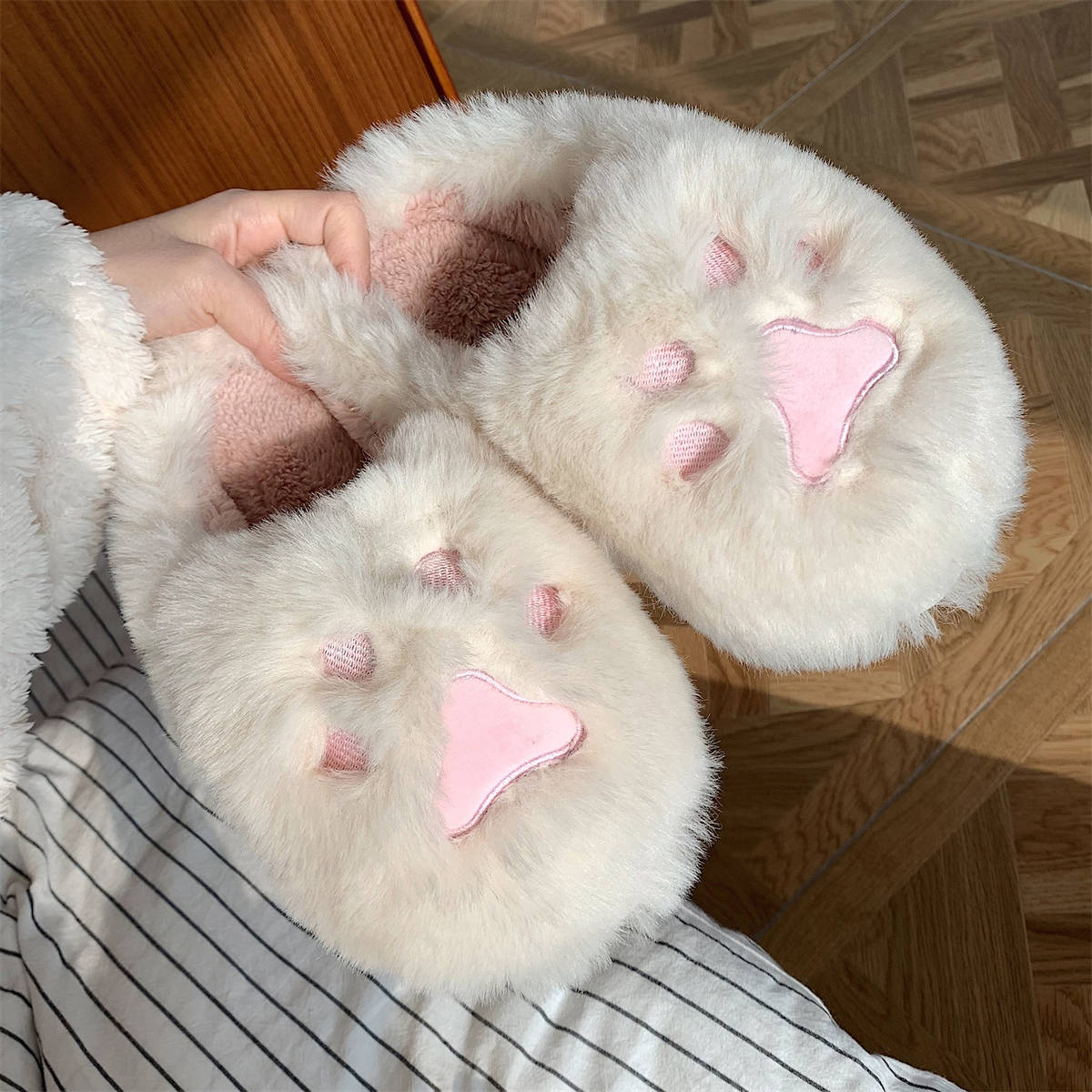 2025 New Indoor Soft And Cute Girl Designer Heart Shaped Cat Claw Cotton Slippers Winter Home Warmth Plush Shoes Women's Free Delivery