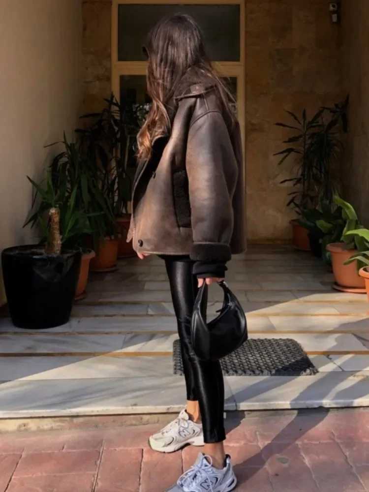 Vintage Lapel Faux Leather Lambswool Jacket Women Thick Single Breasted Long Sleeve Pocket Coats Autumn Warm Female StreetwearX241018