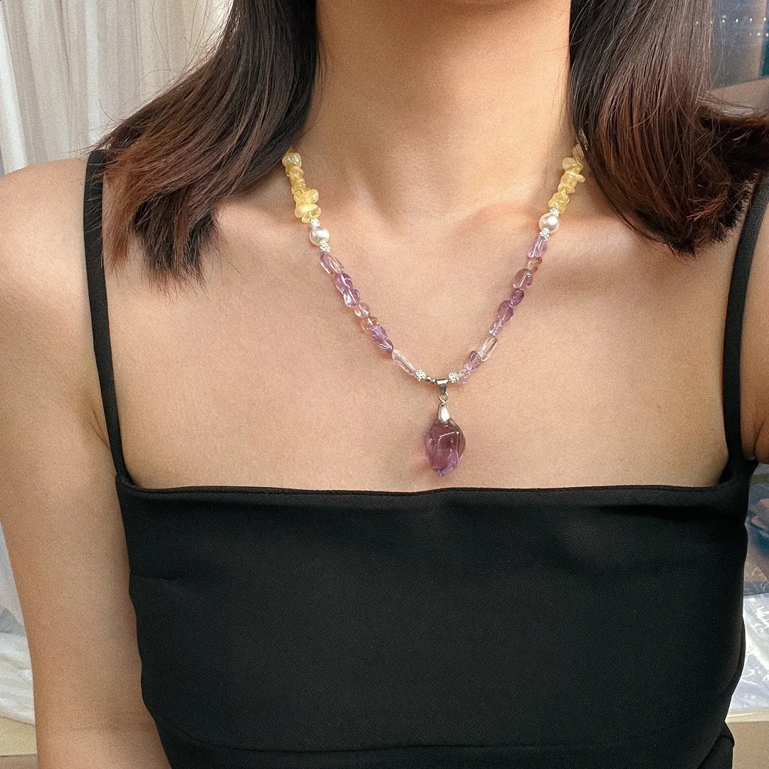 A pendant necklace for women. Irregular natural crystals. Beautiful n. Charm jewelry accessories. 241018