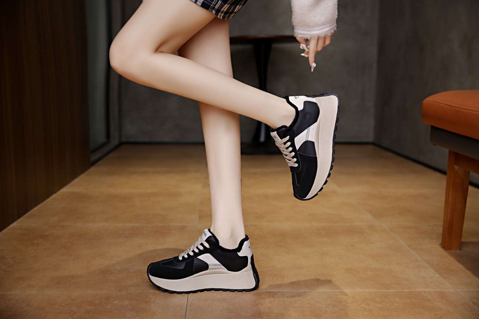 Fashionable women's sports shoes and casual shoes